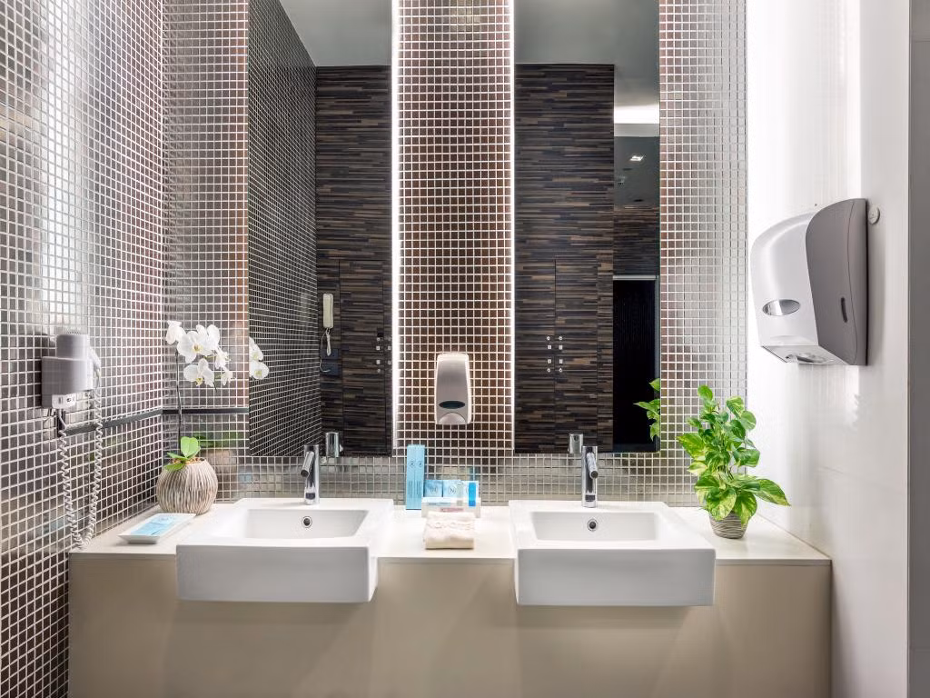 Phòng tắm vách kính có vòi sen và bồn tách biệt. Ảnh: Agoda.