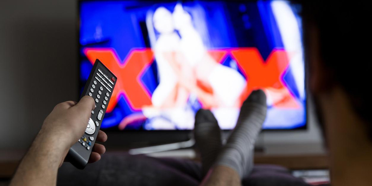 Đáng chú ý, vị tỷ phú này luôn yêu cầu che mặt khi chụp ảnh, quay video vì vấn đề riêng tư.