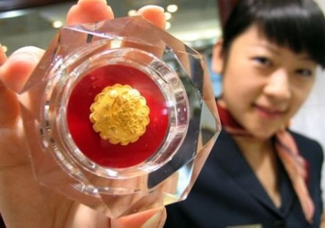 Năm 2012, thị trường bánh trung thu tại Trung Quốc xôn xao với sự xuất hiện của chiếc bánh dẻo dát vàng với trọng lượng 500 gram có giá là 21.000 nhân dân tệ (khoảng 72 triệu đồng). Ảnh: Luxuo