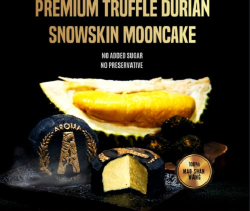 Chiếc bánh trung thu đặc biệt này bọc trong vàng 24K, nhân bánh có thể là loại sầu riêng đắt đỏ maoshan hay nhân sô cô la thượng hạng từ Malaysia. Giữa mỗi chiếc bánh còn là một lớp làm từ nấm truffle đen mùa đông Úc tươi quý hiếm. Ảnh: Sgmagazine.