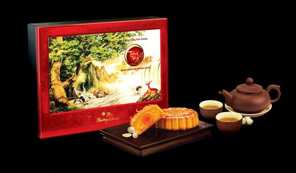 Đáng chú ý, hộp bánh Trăng Vàng Kim Cương Trường Khang của một thương hiệu đình đám trong nước có giá 4 triệu đồng/hộp gồm 6 chiếc bánh trọng lượng 180g và 1 hộp trà Ô Long 50g. Ảnh: Banggiabanhtrungthu.