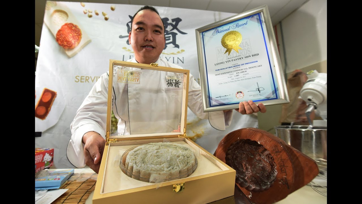 Chiếc bánh có giá đắt như vậy là bởi nó được làm từ các thành phần cao cấp như đông trùng hạ thảo, nhân sâm, nghệ tây, sữa ong chúa, mật đường, hạt sen, táo tàu, nhãn và các loại thảo mộc khác của Trung Quốc. Hơn nữa, bánh còn được dát vàng 24K. Ảnh: Woldofbuzz.