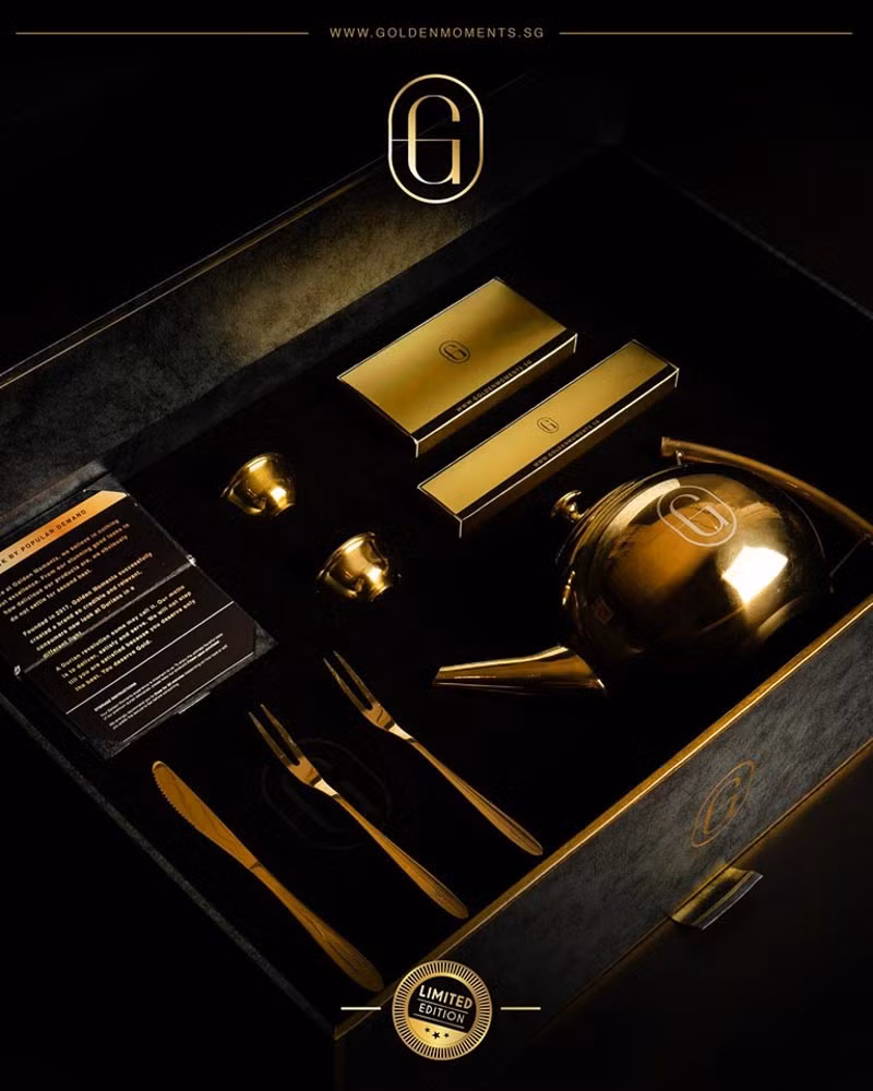 Ngoài ra, hộp bánh còn đi kèm dĩa và dao dùng để cắt bánh, ấm trà và ly trà. Tất cả "phụ kiện" này đều được chế tác từ vàng thật. Ảnh: Sgmagazine