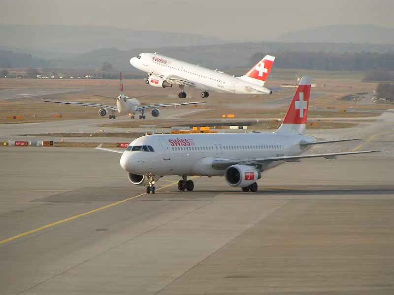 A320 nổi trội với cabin một lối đi ở giữa và các hộc để hành lý trên đầu rộng hơn cùng với công nghệ điều khiển máy bay bằng kỹ thuật. Ảnh: Wiki.