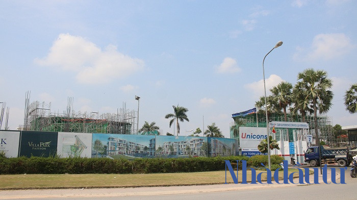 Tuy nhiên, dự án dù chưa hoàn thành nhưng đã được khách hàng mua sạch ngay khi chủ đầu tư mở bán, giá cho mỗi căn biệt thự tại đây là trên 10 tỷ đồng (cho căn có diện tích 170 m2). Ảnh: Chu Ký