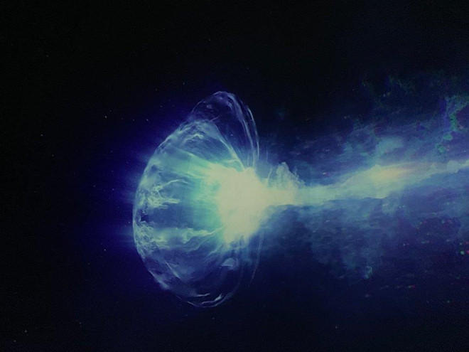 Phòng mô phỏng được trang bị 4 máy chiếu và 16 loa cùng các sợi dẫn âm, cho phép người dùng trải nghiệm rung động tạo ra khi một ngôi sao phát nổ. Mô phỏng lỗ đen được thuyết minh bởi diễn viên Viola Davis bắt đầu với một chùm sáng xanh của vụ nổ siêu sao. Vì các nhà khoa học vẫn còn nhiều điều để khám phá về hố đen, nhóm mô phỏng tại Vulcan hướng đến một “hành trinh thi ca” hơn là cố gắng tái tạo tính chân thực hoàn hảo của các sự kiện thực sự.