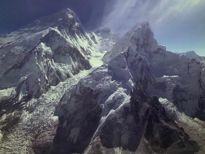 Bên cạnh cảm giác bên trong một hố đen, thiết bị còn cung cấp hai trải nghiệm ảo khác là leo lên đỉnh Everest và xem những bức tranh của Claude Monet. Tất cả ba trải nghiệm này đều do Paul Allen đưa ra.