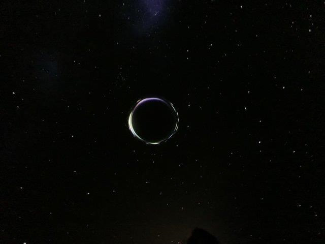 Sau vụ nổ sao, các đám mây khí siêu nóng nhanh chóng bị hút bởi lực hấp dẫn và tạo thành một đĩa bồi tụ quanh chân trời sự kiện. Cuối cùng, người trải nghiệm sẽ được xem mô hình khả kiến của một hố đen, tiến dần về phía dị điểm của nó và hoàn toàn bị lực hấp dẫn “xơi tái”. Cùng với đó là không gian đen tối hoàn toàn vì ánh sáng lúc này đã không còn.