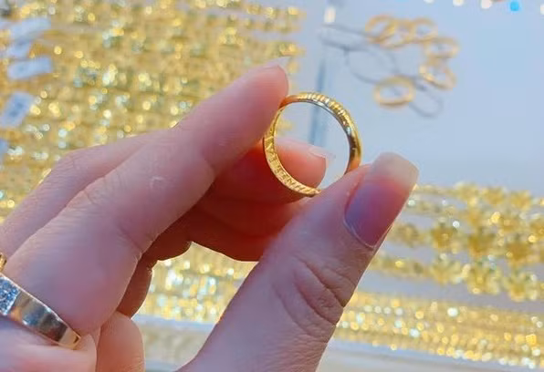 Khoe qua Valentine khung co gai nhan ve phan ung trai chieu-Hinh-3