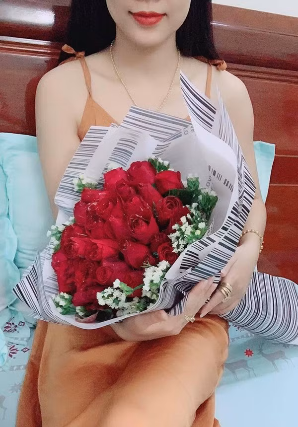 Khoe qua Valentine khung co gai nhan ve phan ung trai chieu-Hinh-2
