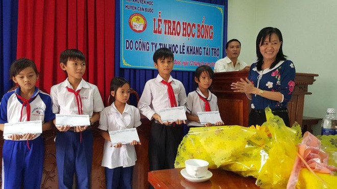 Ra cong van ban... ao lot cho nu sinh, Long An xin rut kinh nghiem