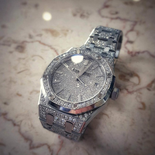 Hồi đầu tháng 4/2018 Mai Phương Thúy khiến fan bất ngờ khi khoe chiếc đồng hồ 100.000 USD (hơn 2 tỷ đồng) thuộc thương hiệu Audemars Piguet. Ảnh: NLD.