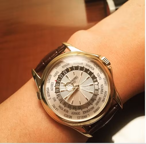 Thêm một chiếc đồng hồ phiên bản khác thương hiệu Patek Philippe tiền tỷ trong tủ phụ kiện của người đẹp. Ảnh: Baogiaothong.