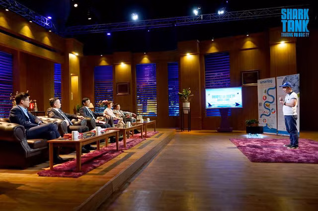 Smartlog là một trong những thương vụ gọi vốn gây tranh cãi nhất Shark Tank Việt Nam mùa 2. Trần Khiêm, người đại diện cho Smartlog tại chương trình cho biết đi gọi vốn thay CEO vì "sếp bận đi nghỉ mát".
