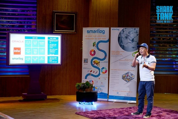 Sau phần trình bày của đại diện Smartlog, các Shark đều từ chối đầu tư cho startup này. Shark Việt khuyên Trần Khiêm, "trước khi nhìn lên trời phải nhìn xuống đất".