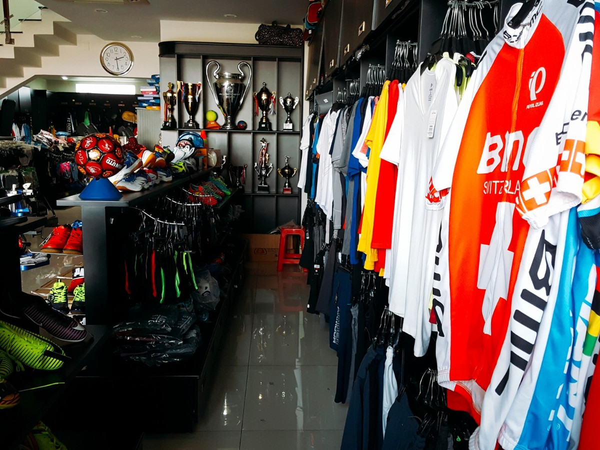 Chia sẻ trên Vietnamnet, một nhân viên cửa hàng của Anh Đức cho biết giá mỗi đôi giày tại đây dao động từ 150.000 - 600.000 đồng. Mỗi ngày cửa hàng bán được khoảng 30-40 đôi giày. Ảnh: Thietkemoon.