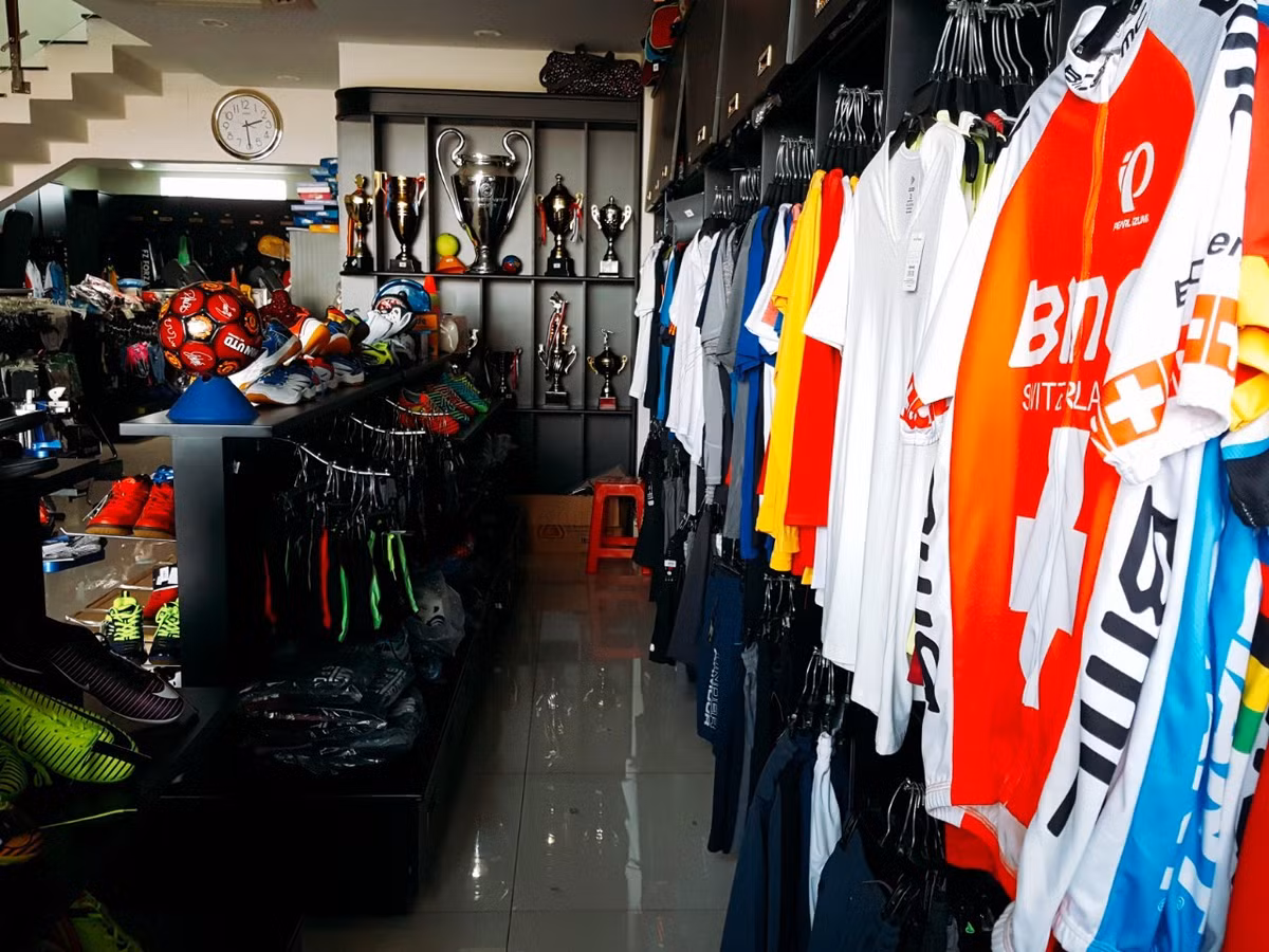 Chia sẻ trên Vietnamnet, một nhân viên cửa hàng của Anh Đức cho biết giá mỗi đôi giày tại đây dao động từ 150.000 - 600.000 đồng. Mỗi ngày cửa hàng bán được khoảng 30-40 đôi giày. Ảnh: Thietkemoon.