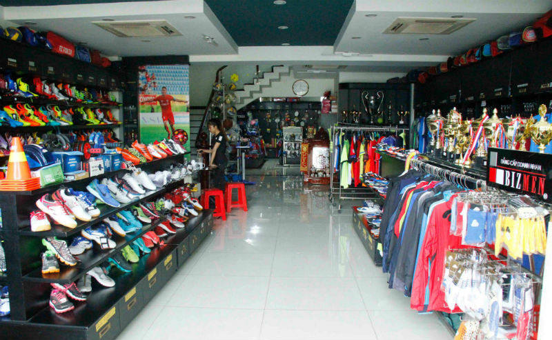 Mở ra từ năm 2009, cửa hàng của Anh Đức kinh doanh các mặt hàng như quần áo, giày, dụng cụ thể thao... Được biết, chuỗi cửa hàng thời trang thể thao mang lại cho gia đình anh doanh thu không nhỏ. Ảnh: Vietnamnet.