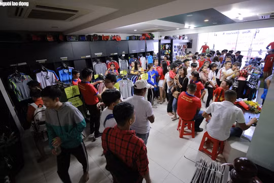 Cửa hàng thể thao của Anh Đức đông nghẹt khách dịp cuối năm 2018, sau khi đội tuyển Việt Nam giành chức vô địc AFF Cup. Ngoài việc kinh doanh trang phục thể thao, vợ chồng cầu thủ Anh Đức còn đầu tư vào kinh doanh bất động sản, khách sạn, spa, cho thuê phòng trọ và sân bóng mini. Anh hiện được đánh giá là một trong những cầu thủ đại gia của làng túc cầu Việt. Ảnh: Người lao động.