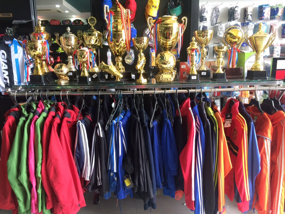 Bên cạnh sản phẩm thể thao bóng đá, cửa hàng còn có cầu lông, chạy bộ, bơi lội… cúp, giày, dụng cụ…Ảnh: Thietkemoon.