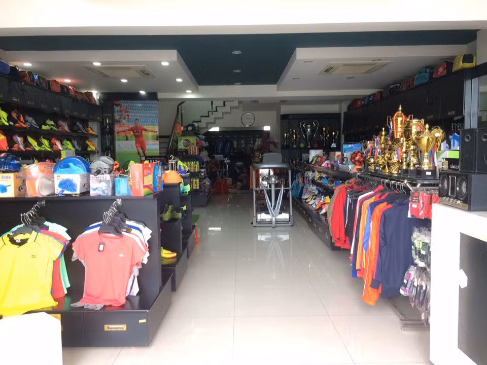 Shop thể thao của Anh Đức cung cấp trên 1.000 sản phẩm khác nhau. Không chỉ bán sản phẩm của thương hiệu thể thao nổi tiếng, cửa hàng còn nhận gia công số lượng lớn. Ảnh: Thietkemoon.