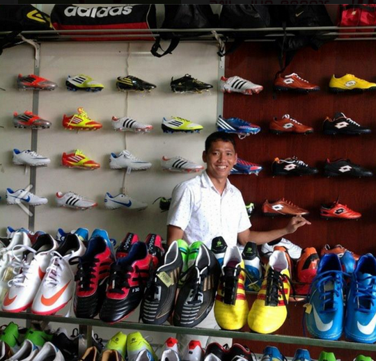 Ngoài sự nghiệp bóng đá, Anh Đức còn là một trong những cầu thủ thành công trong lĩnh vực kinh doanh. Anh sở hữu 2 cửa hàng chuyên đồ thể thao khá lớn tại TP Thủ Dầu Một và thị xã Bến Cát, tỉnh Bình Dương. Ảnh: Người lao động.