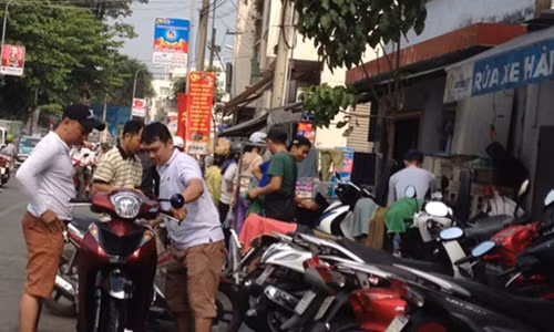 So với ngày thường, giá rửa xe ngày cuối năm thường đắt gấp 2 lần, dao động trong khoảng 40.000 - 50.000 đồng/xe máy và 200.000 - 300.000 đồng/lần đối với ô tô. Ảnh: Congan.