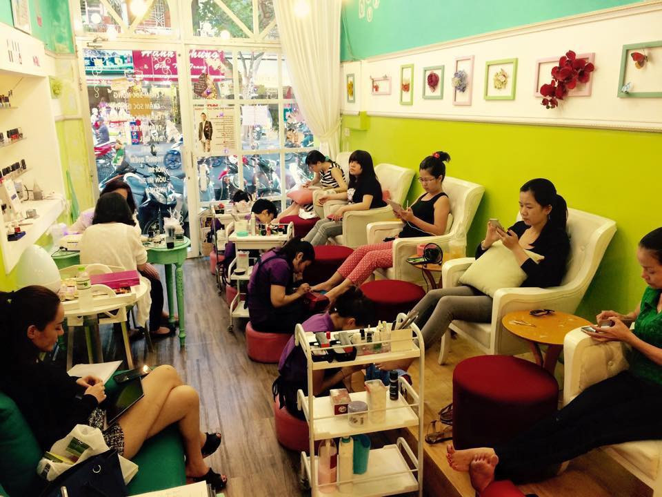 Cũng như làm tóc, làm móng là dịch vụ "hốt bạc" ngày cuối năm. Giá làm móng cho chị em những cận Tết thường tăng 10-25% so với ngày thường. Ảnh: Enternews.