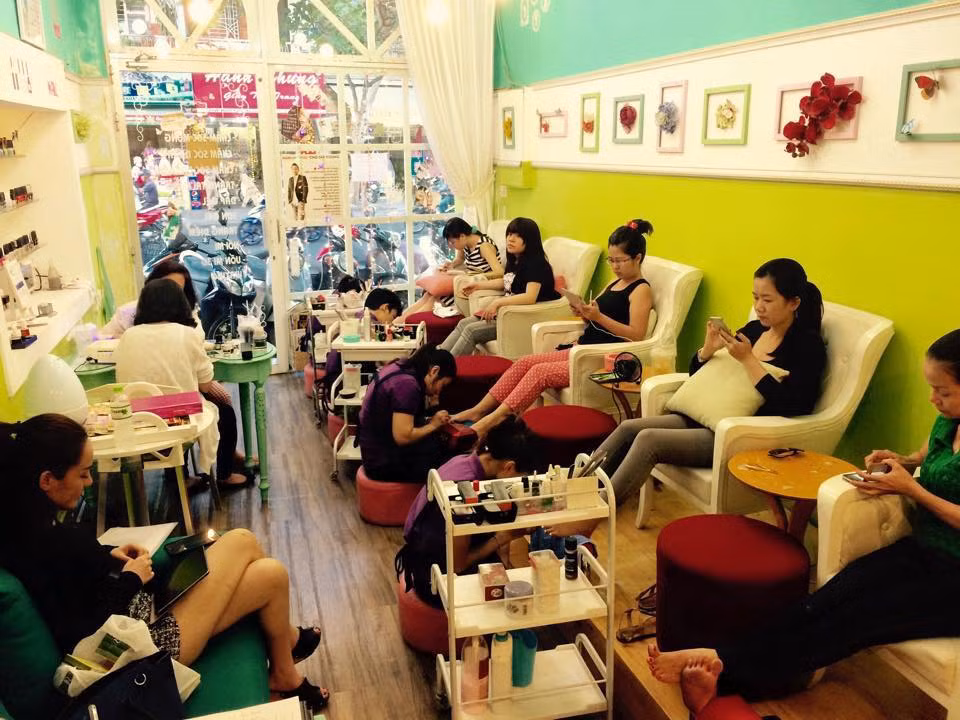 Cũng như làm tóc, làm móng là dịch vụ "hốt bạc" ngày cuối năm. Giá làm móng cho chị em những cận Tết thường tăng 10-25% so với ngày thường. Ảnh: Enternews.