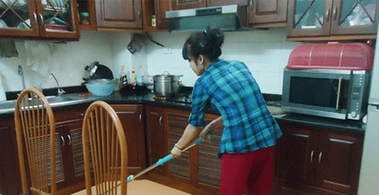 Bên cạnh đó, giúp việc nhà ngày 30 Tết cũng rất đắt khách. Ảnh: VOV.