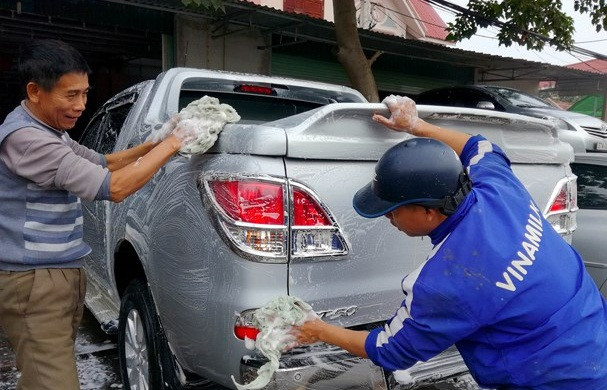 Nếu tính trung bình ngày 30 Tết được khoảng 50 chiếc xe thì cửa hàng cũng thu nhập hàng triệu đồng. Đó là còn chưa kể tiền thay thế, lắp ráp phụ tùng hoặc thay dầu xe... Ảnh: Baonghean.