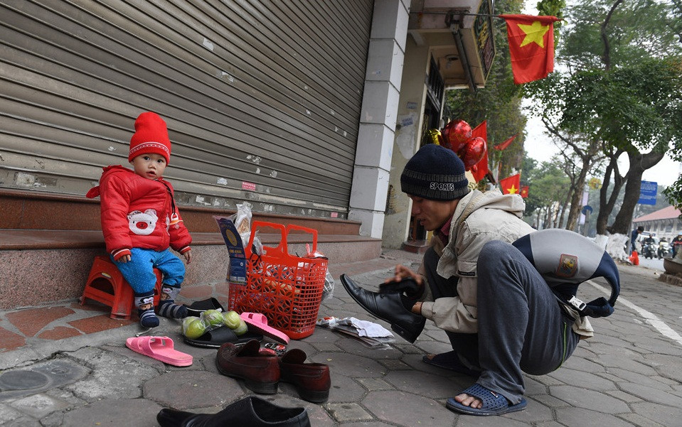 Những người thợ đánh giày cũng có cơ hội kiếm tiền dễ dàng trước khi nghỉ Tết. Ảnh: Zing.
