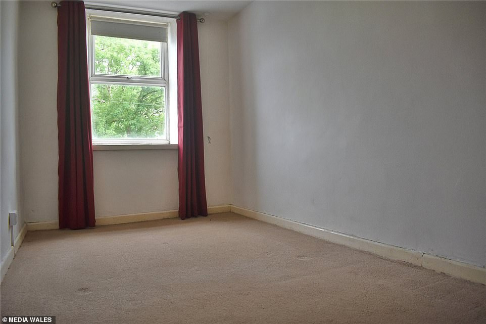 Do chiều rộng hạn chế nên căn nhà có hai phòng ngủ hẹp và dài.