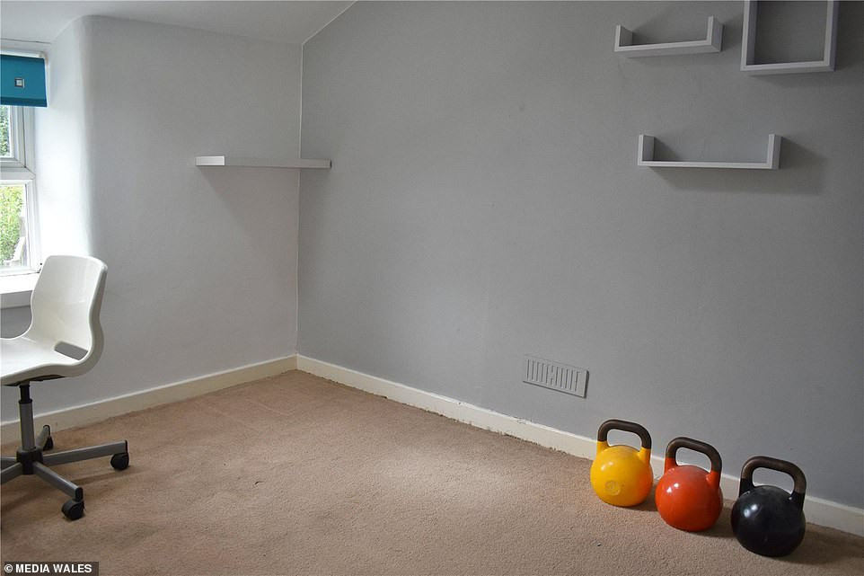 Một trong hai phòng ngủ có cửa sổ lớn lấy ánh sáng tối đa.