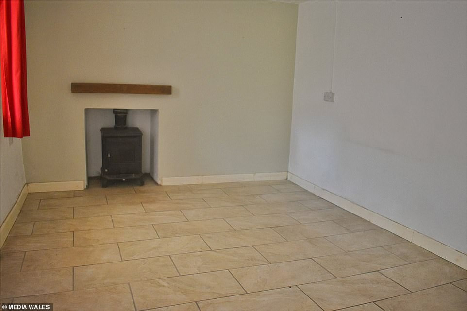 Phòng khách có hệ thống sưởi dưới sàn và sàn nhà lát gạch.