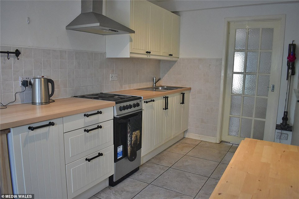 Đi qua cửa trước sẽ dẫn thằng vào không gian bếp dài và hẹp.