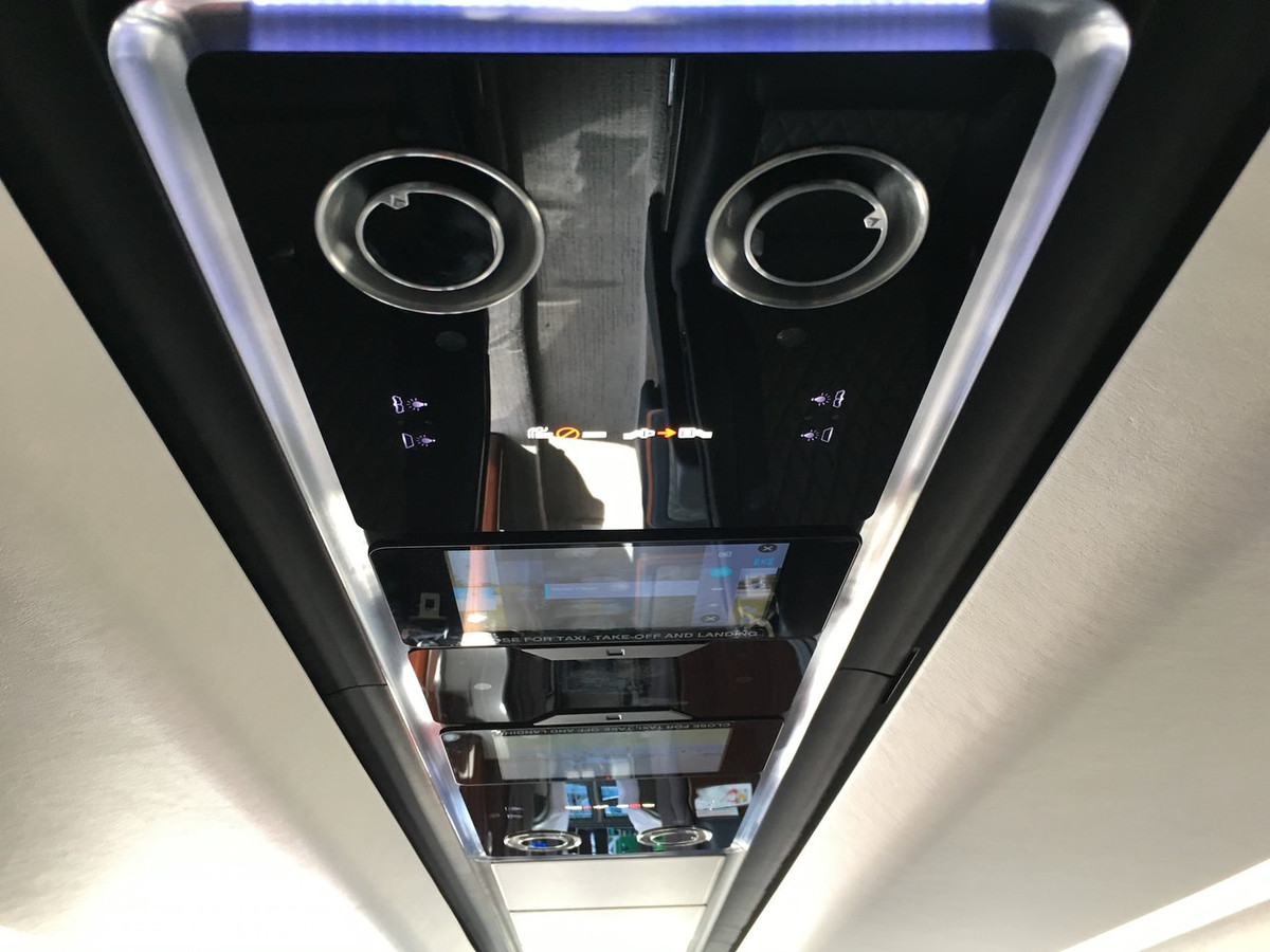 Trị giá khoảng 10 triệu USD, Phenom 300 có tầm bay 3.650 km với tốc độ tối đa đạt 838 km/giờ. Nguồn ảnh: Benjamin Zhang/Business Insider.