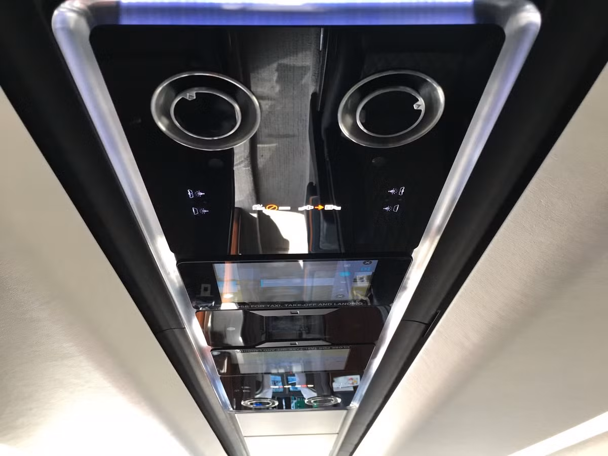 Trị giá khoảng 10 triệu USD, Phenom 300 có tầm bay 3.650 km với tốc độ tối đa đạt 838 km/giờ. Nguồn ảnh: Benjamin Zhang/Business Insider.