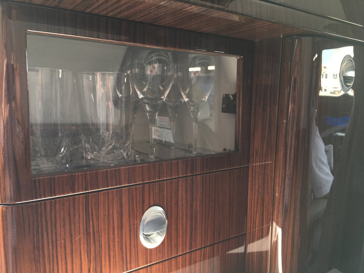 Bên trong chuyên cơ còn có một tủ nhỏ đựng đồ.