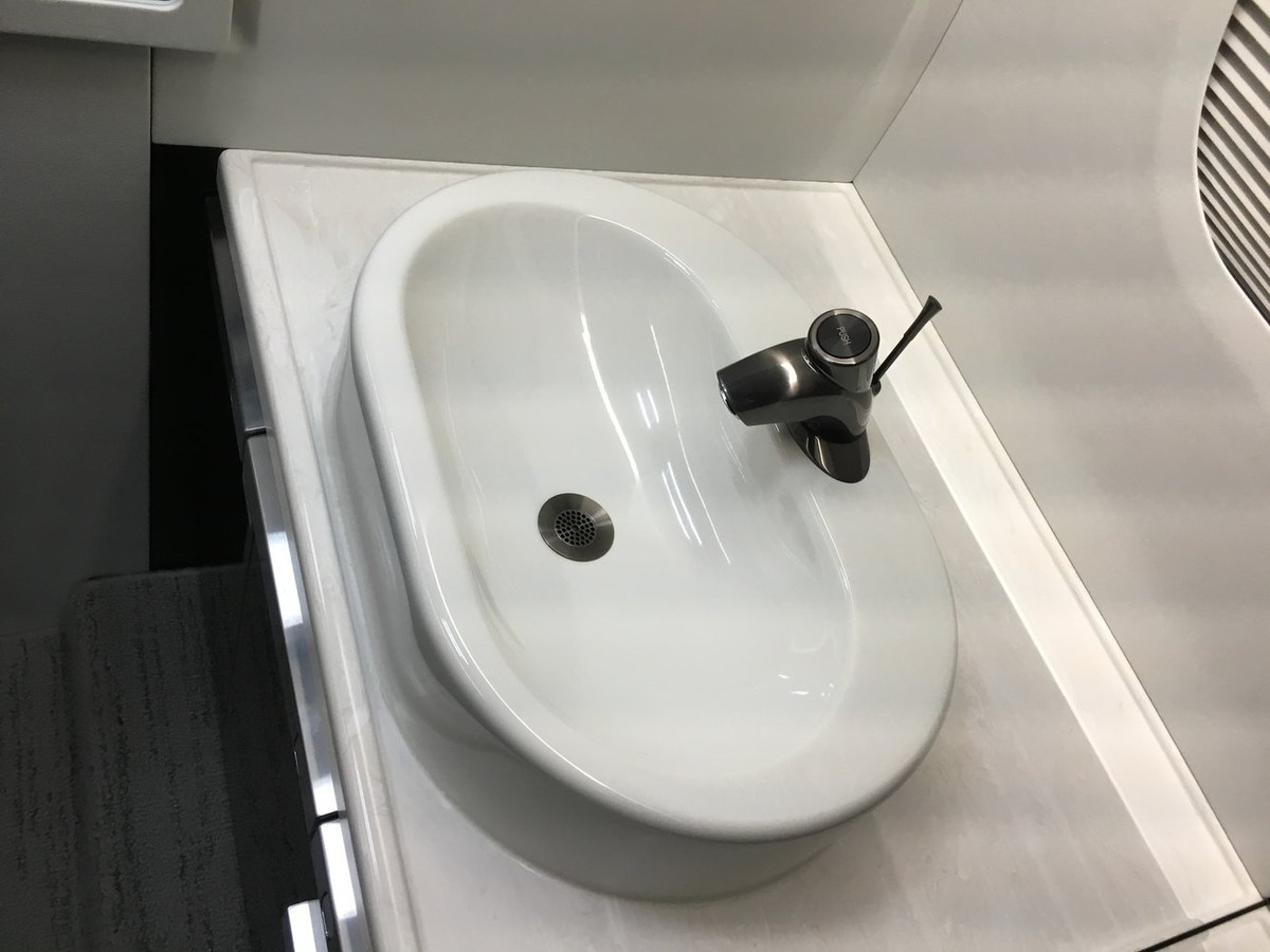 Phía sau cabin là một phòng tắm riêng với nội thất đầy đủ.