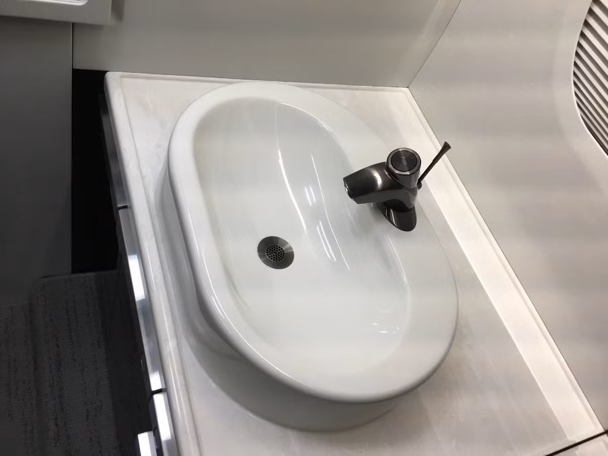 Phía sau cabin là một phòng tắm riêng với nội thất đầy đủ.