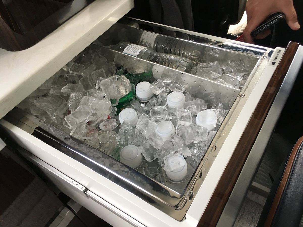 Ngăn để đồ uống lạnh.