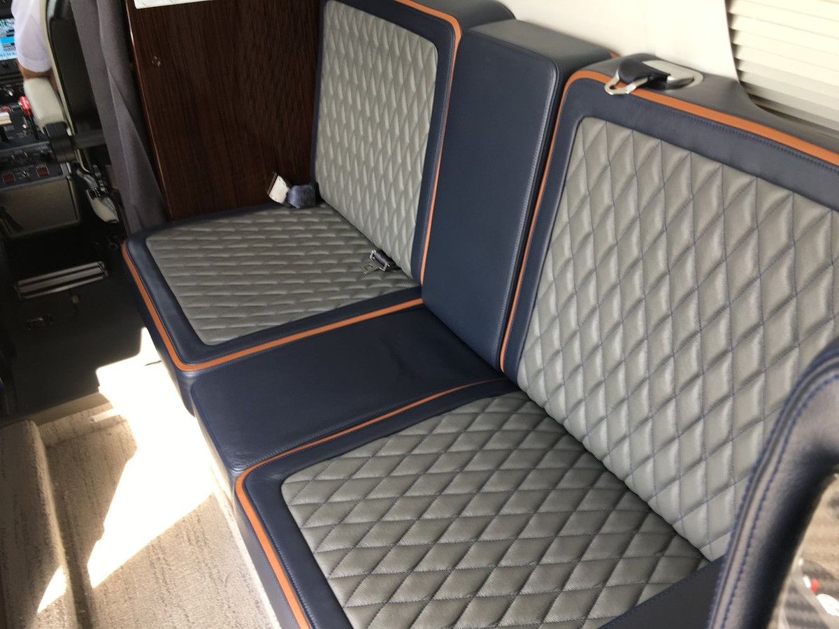 Ghế ngồi bọc kim cương nhiều màu.