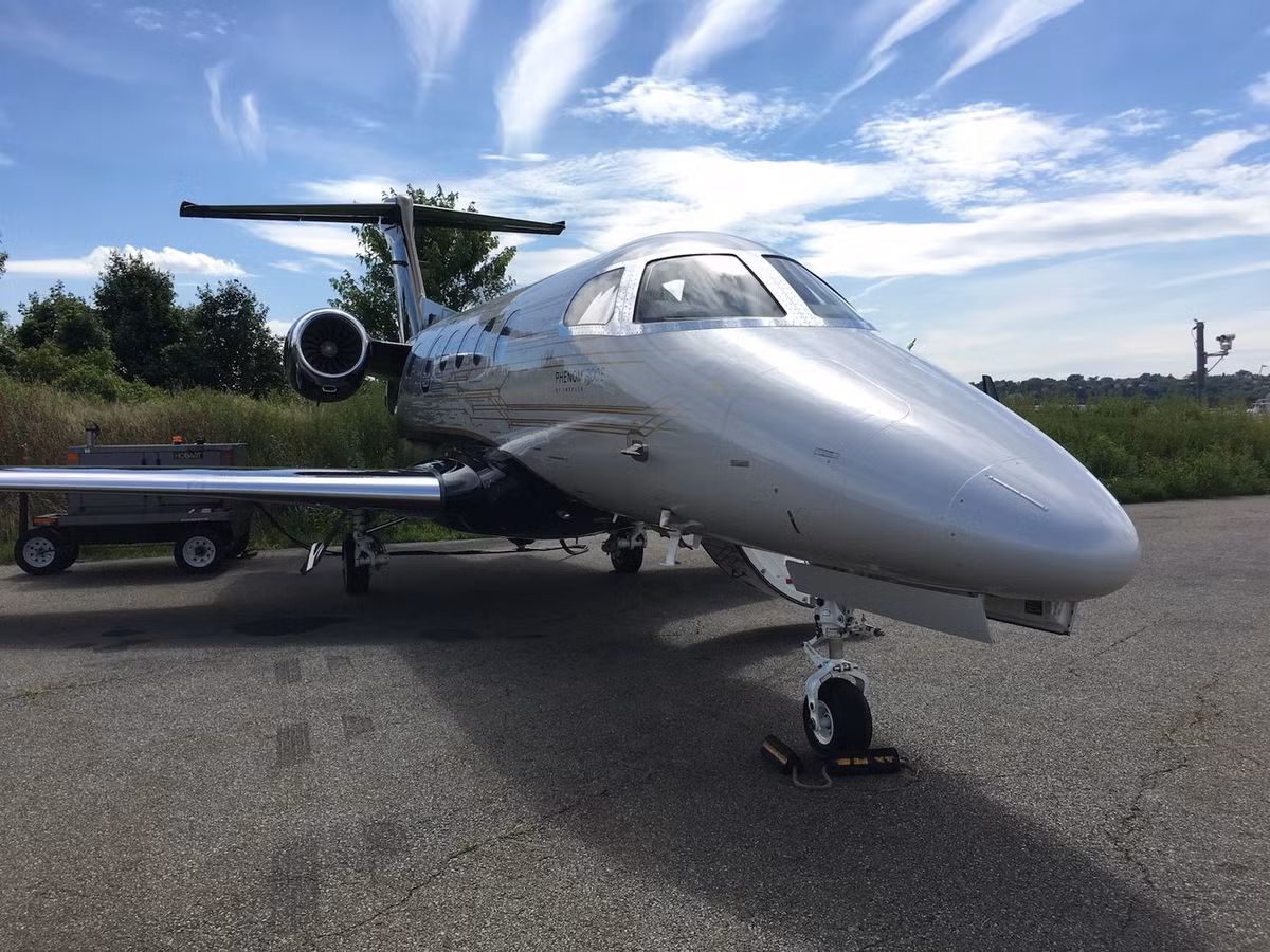  Máy bay Phenom 300 dài hơn 15m, rộng 4,8 m.