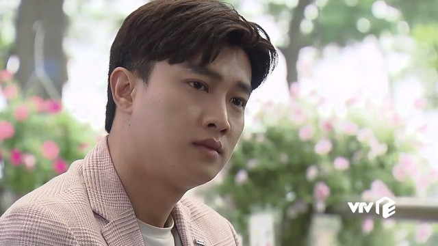 Sau thành công của "Gạo nếp gạo tẻ", Quốc Trường tiếp tục khẳng định khả năng diễn xuất với vai Vũ trong "Về nhà đi con"- bộ phim đang được khán giả vô cùng yêu mến.