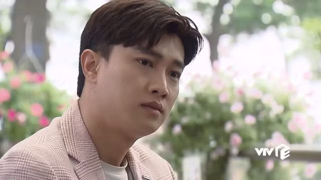 Sau thành công của "Gạo nếp gạo tẻ", Quốc Trường tiếp tục khẳng định khả năng diễn xuất với vai Vũ trong "Về nhà đi con"- bộ phim đang được khán giả vô cùng yêu mến.