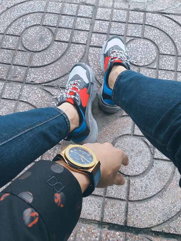 Đôi giày Balenciaga được Quốc Trường khoe trên trang cá nhân có giá 950 USD khoảng gần 22 triệu đồng. Thế nhưng, đôi giày của Quốc Trường đi lại được cư dân mạng chỉ ra điểm hơi "sai sai" so với chiếc của hãng.