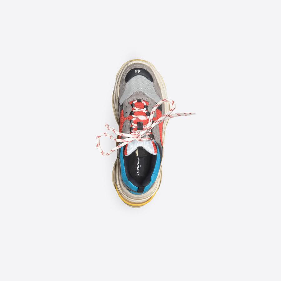 Rất có thể đôi giày nam diễn viên được bạn bè tặng nhân một dịp nào đó.