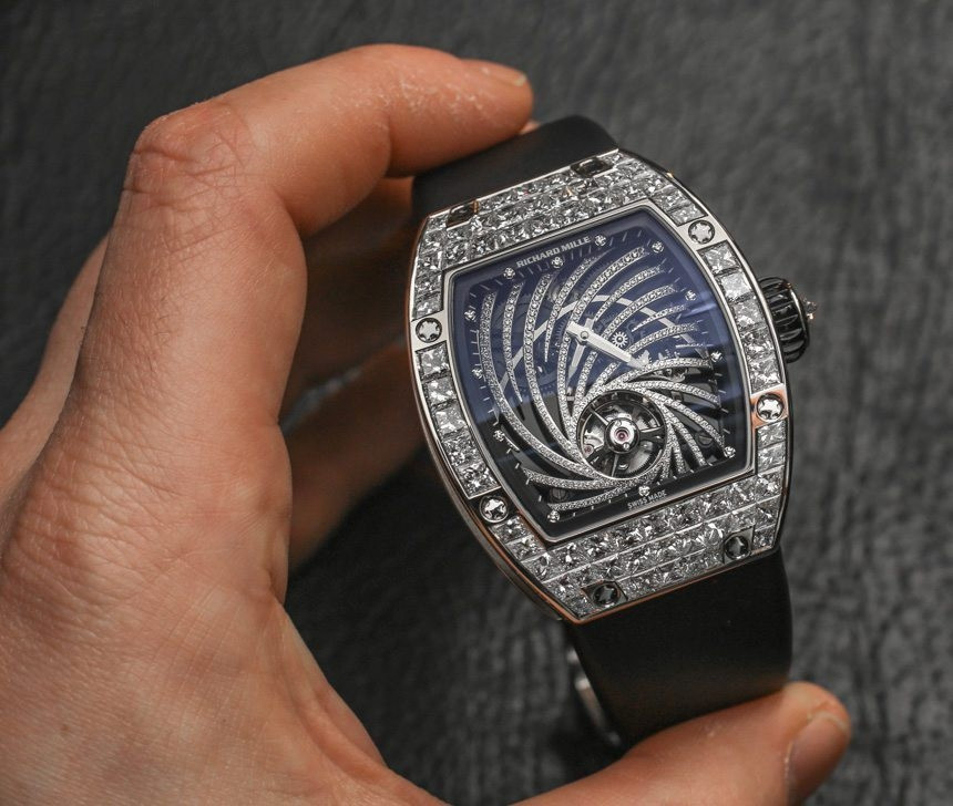 Tuy nhiên, cộng đồng mạng nhanh chóng tìm ra điểm khác biệt giữa đồng hồ Quốc Trường đeo và đồng hồ thật có rất nhiều điểm khác biệt.