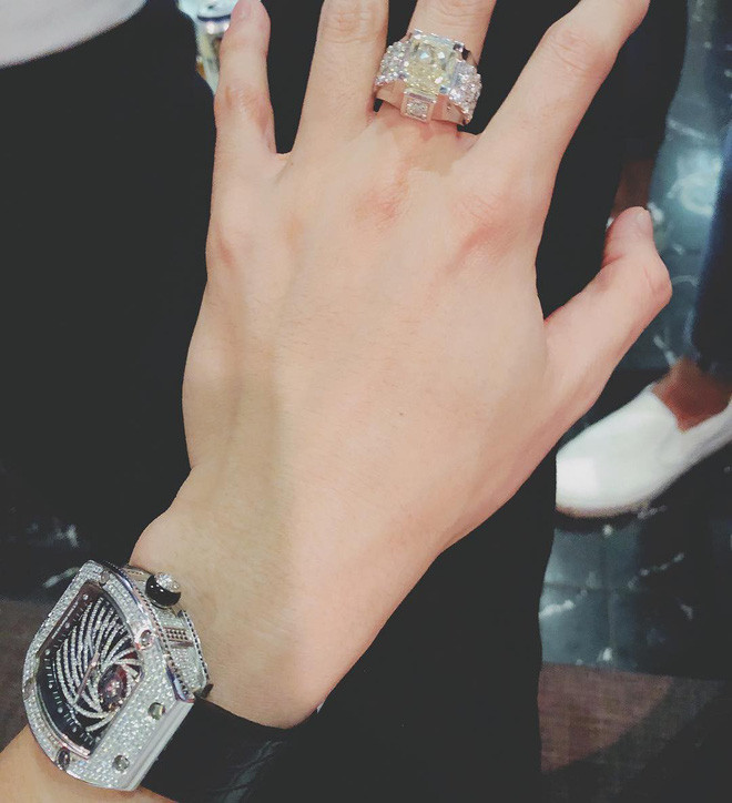 Trong đó phải kể đến chiếc đồng hồ thương hiệu Richard Mille RM 51-02 Tourbillon Diamond Twister có giá bán khoảng 22 tỷ đồng.